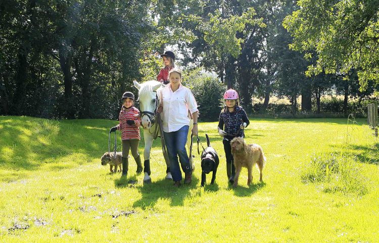 m-09-07-20-d084.Kinderreiten-Lara-Lena-Anika.jpg