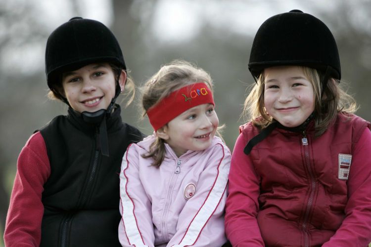 Kinder, vor dem Reiten