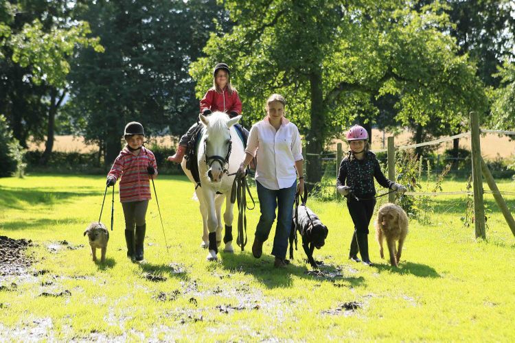 m-09-07-20-d090.kl.Kinderreiten-Lara-Lena-Anika.jpg