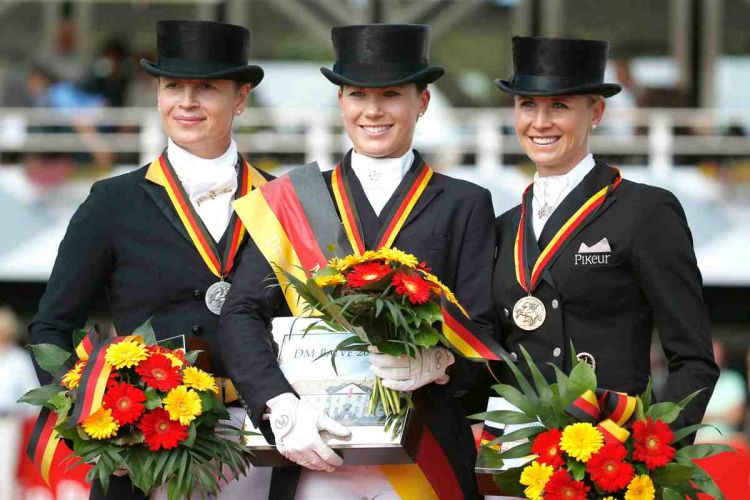 m-15-22-d2757.1-Damen GPS-Siegerehrung-Deutsche Meisterschaft-Isabell Werth-Kristina Sprehe-Jessica Werndl
