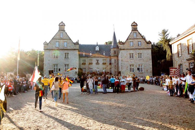 m-16-26-d0359-Details-Eröffnungsfeier im Schlosshof der Surenburg-Praesentation der Landesverbaende